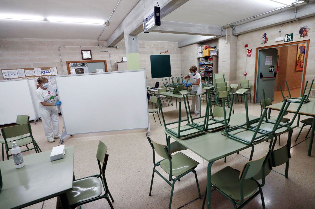 Trabajadoras de un comedor escolar preparan el centro para la vuelta al cole.