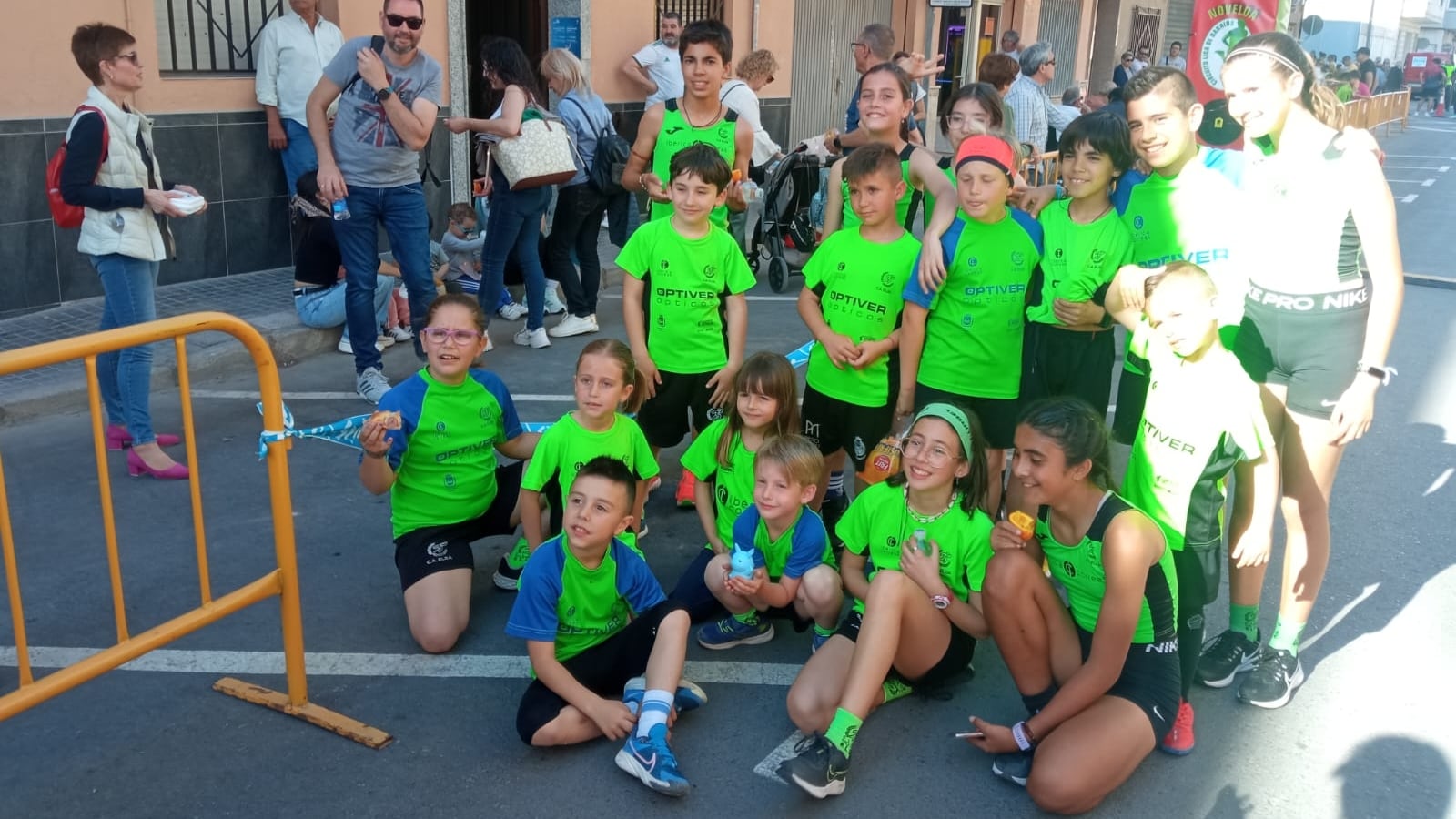 Jóvenes atletas del C. A. Elda en Novelda