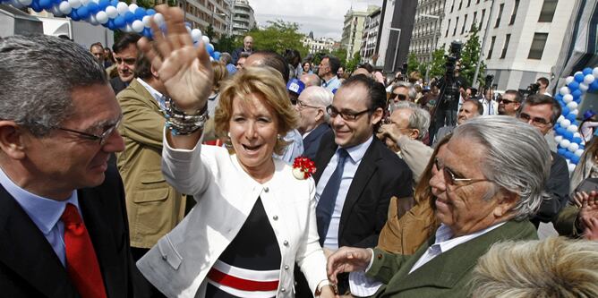 Esperanza Aguirre y Alberto Ruiz-Gallardón, durante la presentación de sus autobuses de campaña