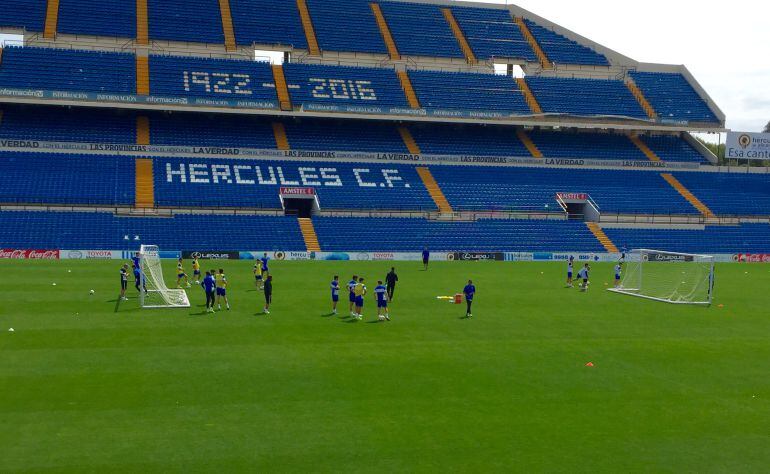 Entrenamiento de la primera plantilla del Hércules en el estadio José Rico Pérez