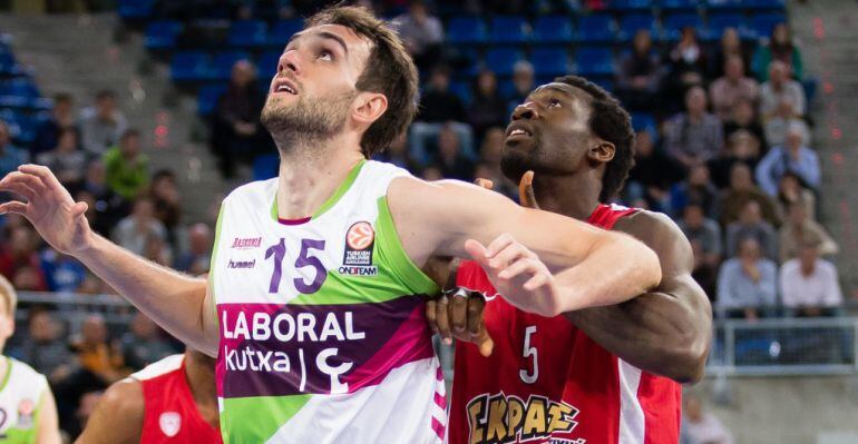Mirza Begic pelea por un rebote en un partido de Euroliga