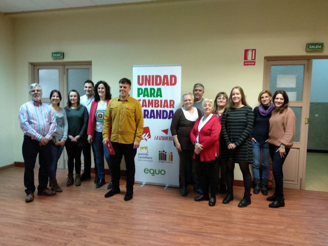 Jonatan Gete, candidato a la alcaldía de Aranda, arropado por buena parte de la candidatura de IU al ayuntamiento de la villa en las elecciones municipales de 2019