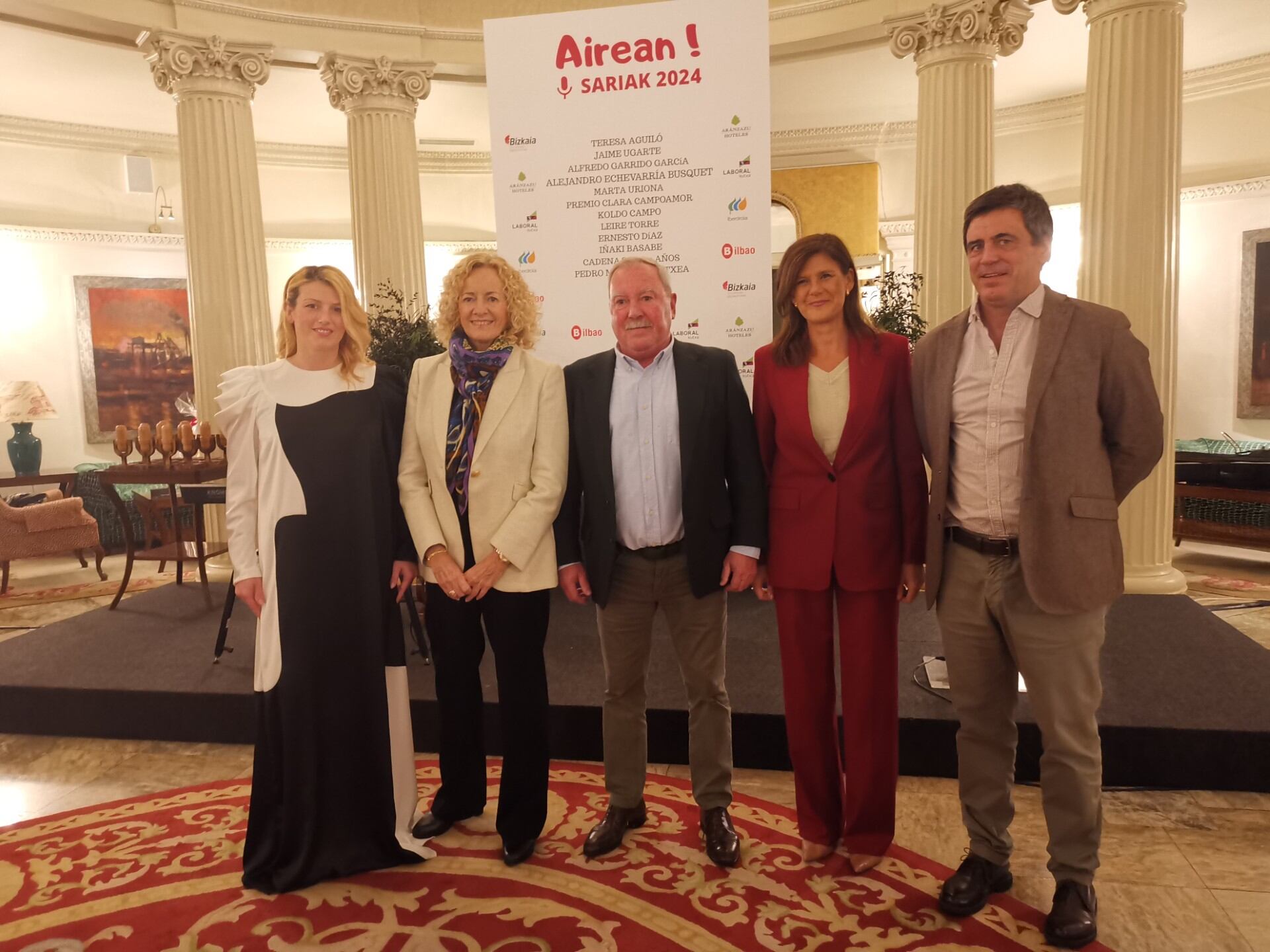 La directora de Cadena SER Euskadi, recibe el Premio Airean Sariak en nombre de la Cadena SER en su centenario