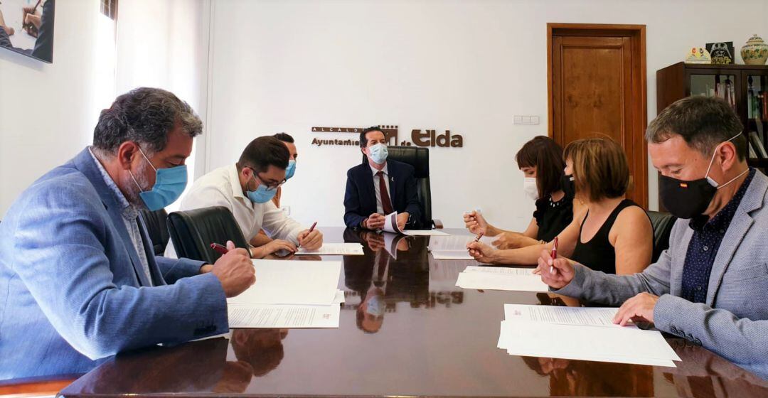 Firma del convenio en la alcaldía de Elda