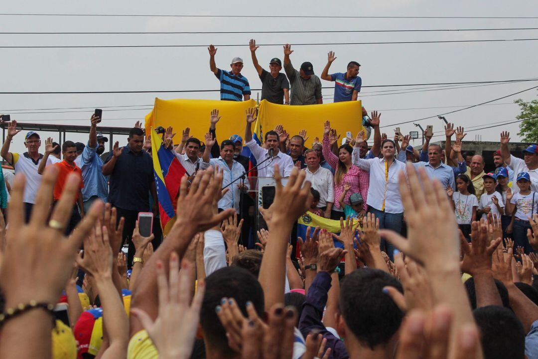 El jefe del Parlamento venezolano, Juan Guaidó (c), reconocido como presidente interno del país por más de 50 naciones, habla a sus seguidores durante un acto en la Plaza Bolívar de Machiques este sábado, en el estado Zulia (Venezuela).