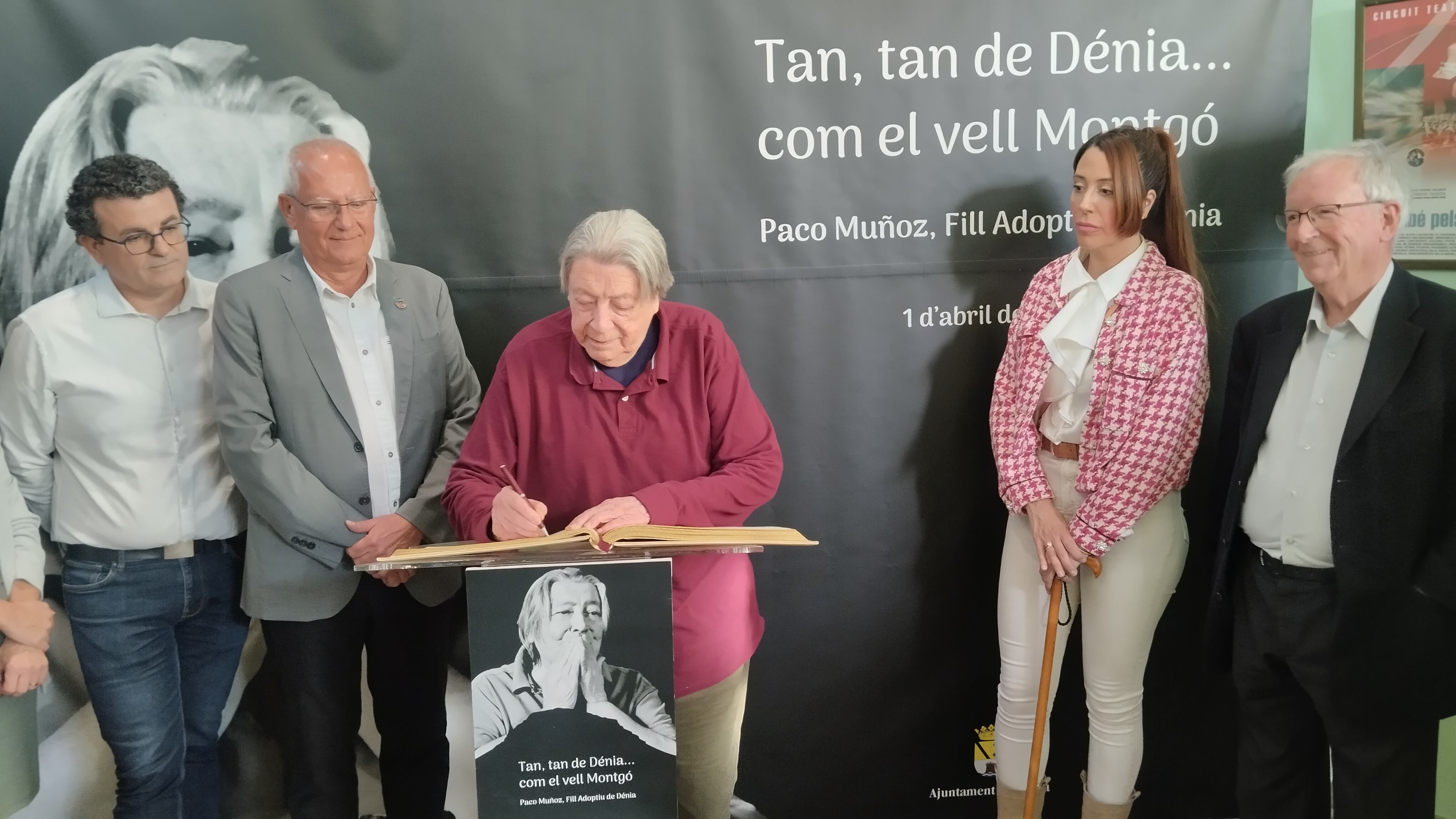 Paco Muñoz firmando en el Libro de Honor del Ayuntamiento de Dénia.