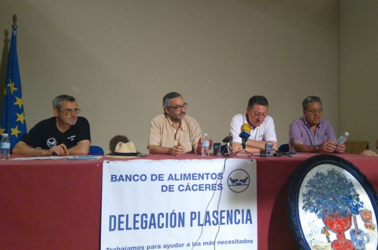 Representantes del Banco de Alimentos en Norte de Extremadura junto al cuadro de Agustín de Córdoba