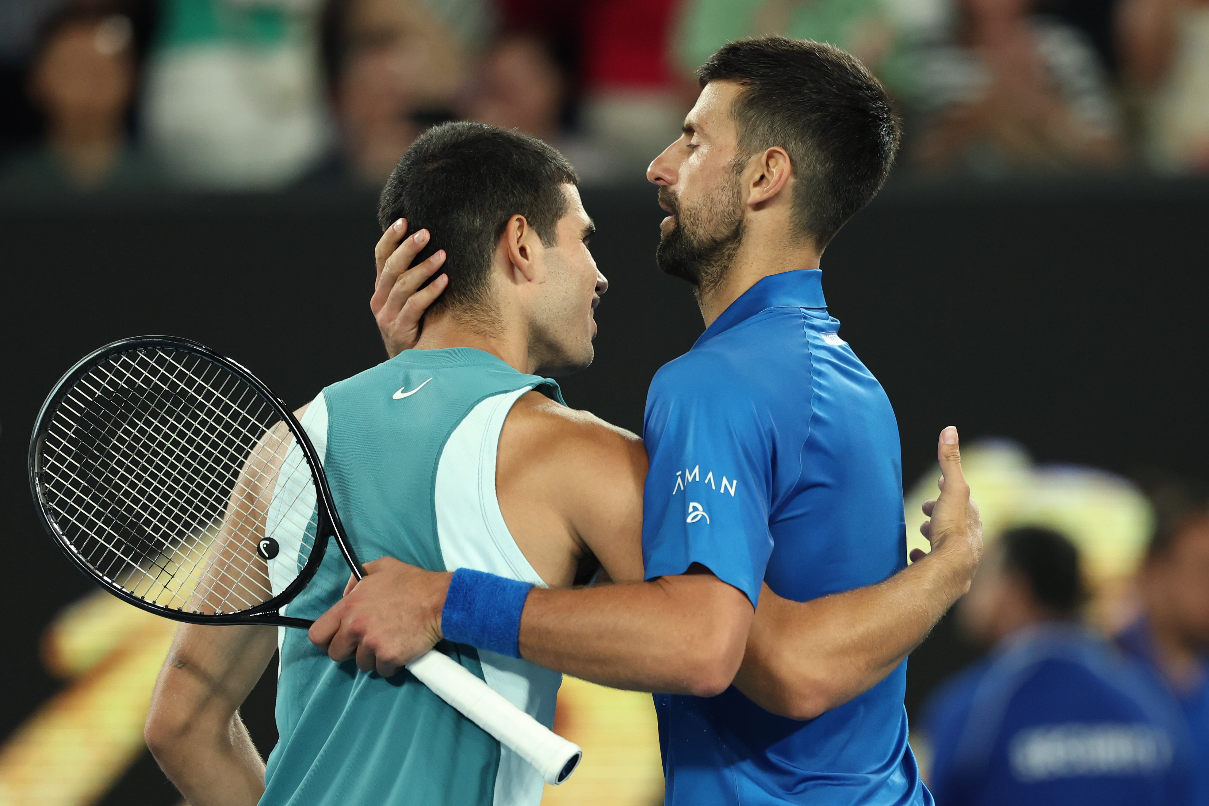 Carlos Alcaraz y Novak Djokovic se saludan en el Open de Australia