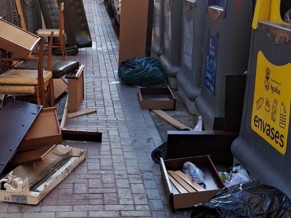 Muebles junto a los contenedores en Águilas