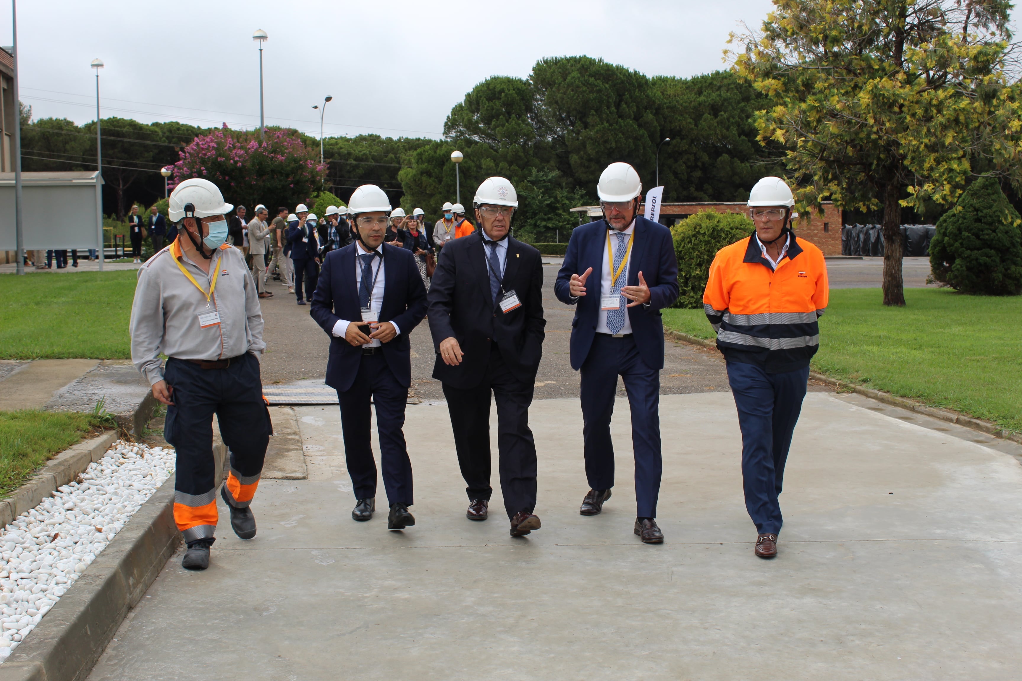 En el acto de inauguración de la nueva línea de producción, las autoridades han podido conocer las instalaciones de la planta Polidux.