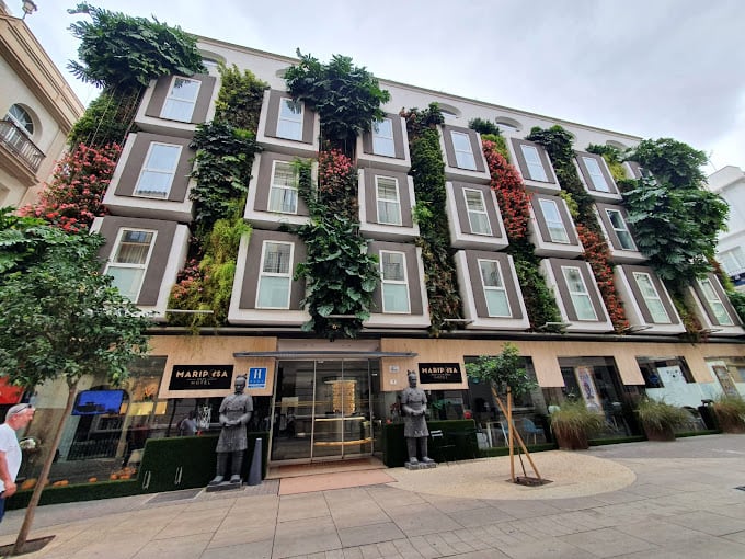 Fachada del Hotel Mariposa