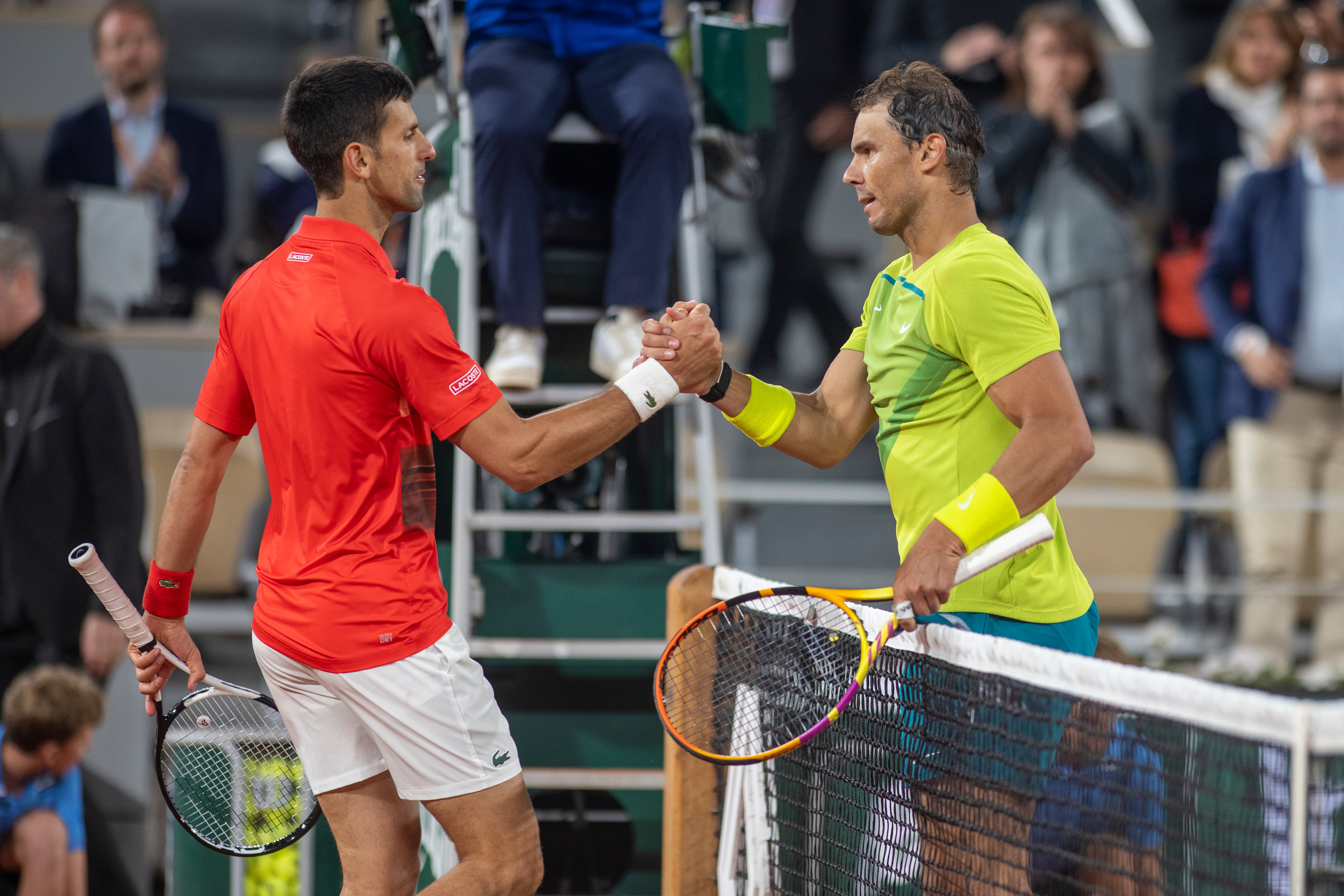 Rafael Nadal y Novak Djokovic se saludan tras su partido en Roland Garros