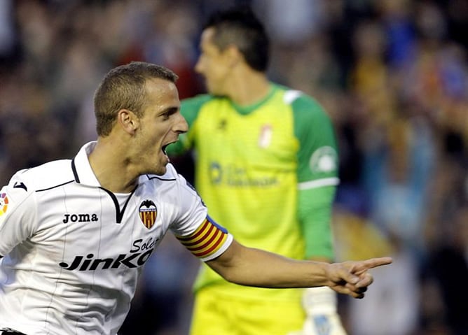 El delantero del Valencia CF, Roberto Soldado, celebra su gol durante el partido de Liga, correspondiente a la jornada trigésimo séptima en Primera División