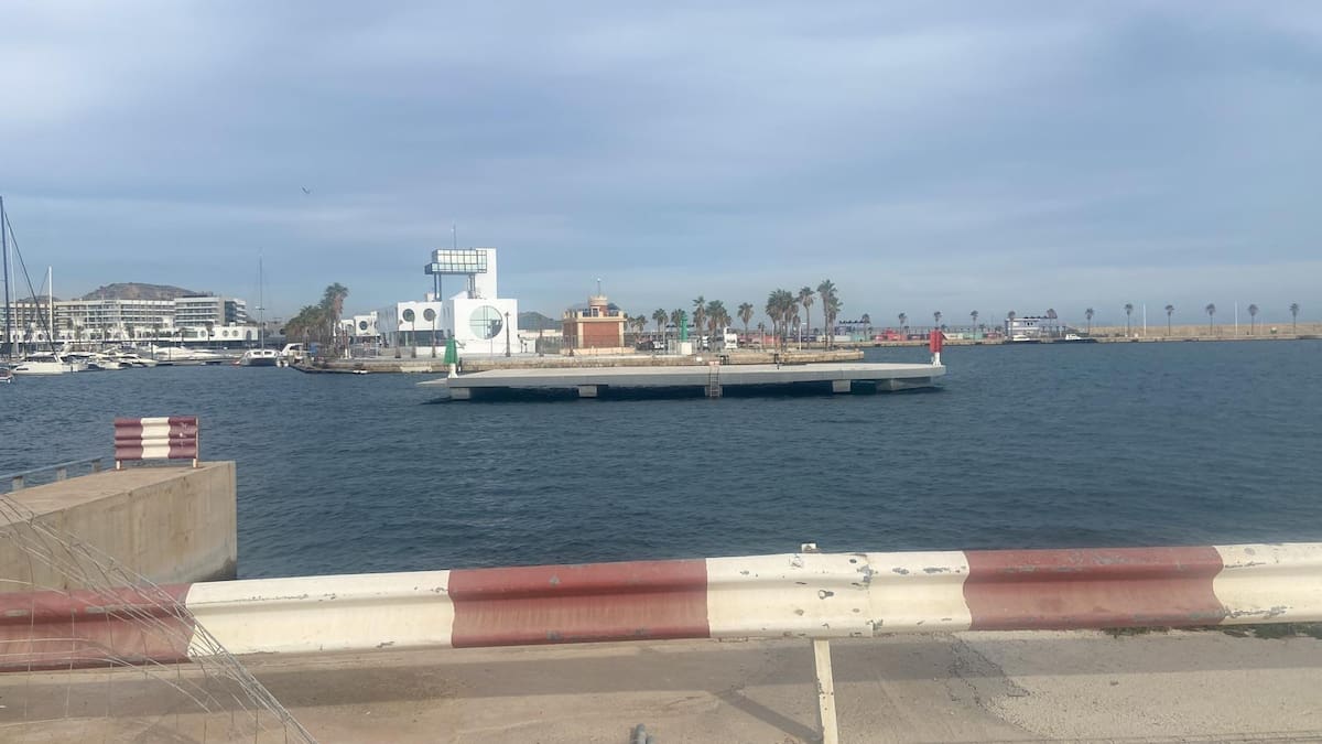 La Columna de Carlos Arcaya: "La isla flotante del puerto de Alicante: todo un disparate"