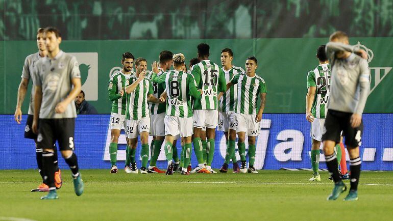 Los jugadores del Real Betis celebran el primer gol del equipo frente al Deportivo de La Coruña.