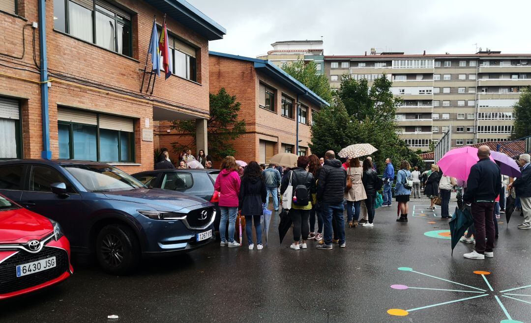 Los padres esperan a los niños tras el primer día de clase. CP Baudilio Arce de Oviedo.