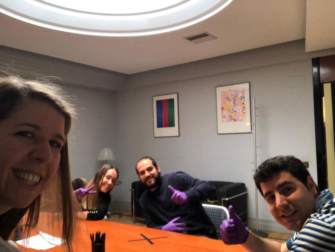 Tania e Ibai, acompañados de dos amigos que ejercieron de testigos, en la boda celebrada el 20 de marzo en una notaría de Vitoria