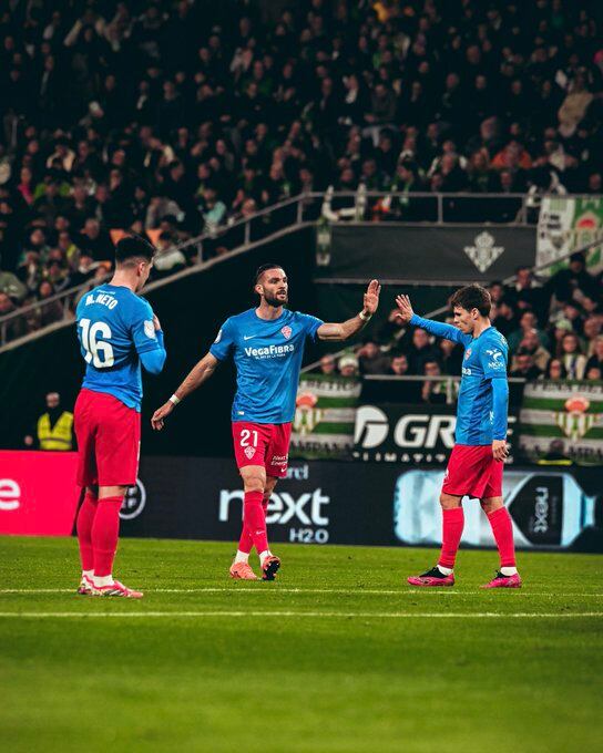 Leo Petrot, con el dorsal 21, firmó el gol del Elche CF en La Cartuja