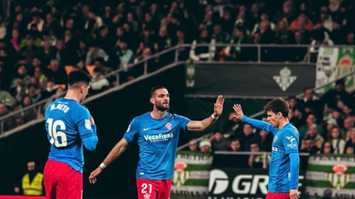 El Betis gana 2-1 al Elche CF con un segundo tanto bético que debió ser anulado