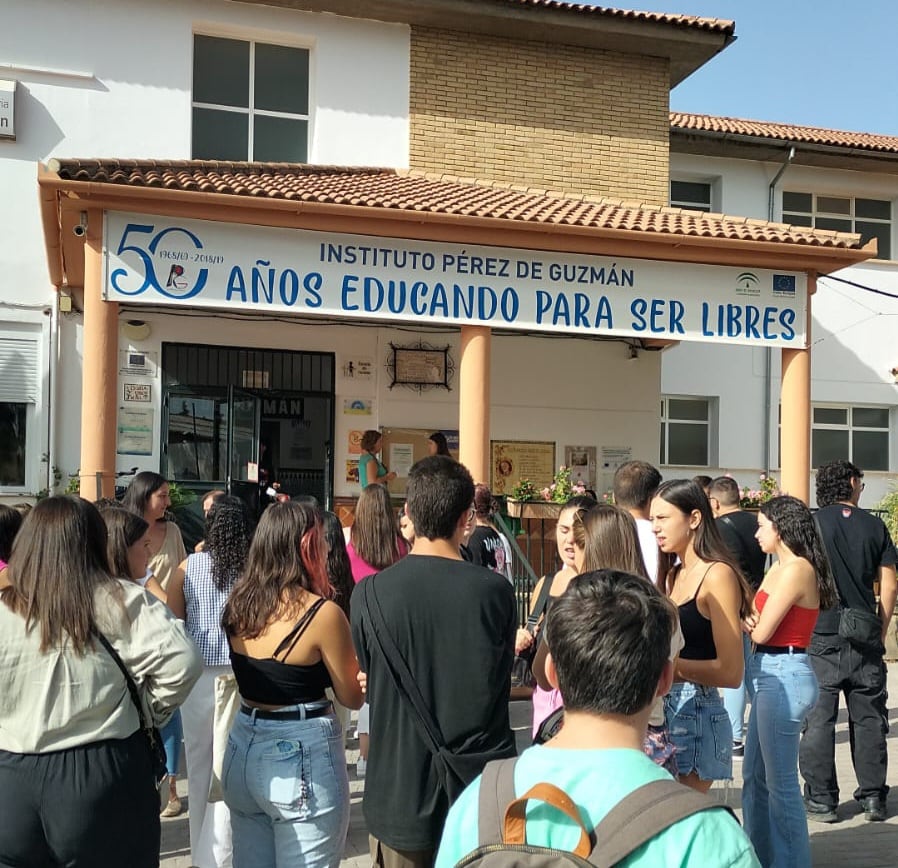 Puerta principal de acceso al instituto Pérez de Guzmán este lunes de vuelta a las clases para los adolescentes rondeños