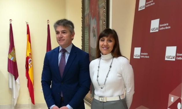 Vicerrector de Planificación Manuel Villasalero y Mar Gómez Torrijos, presidenta de la Asociación de Periodistas de Ciudad Real