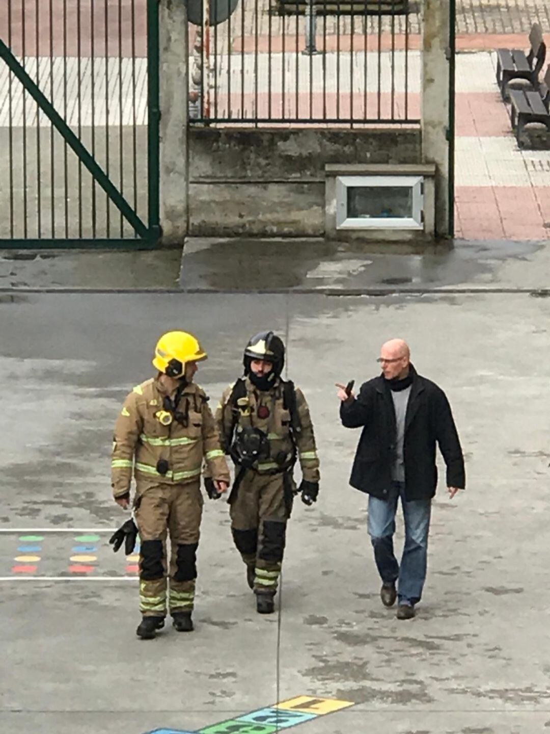 Dos bomberos acceden al colegio Mestre Vide para realizar mediciones