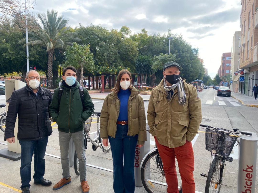 Esther Díez, concejala de Movilidad, en la nueva estación de Bicielx en el Toscar