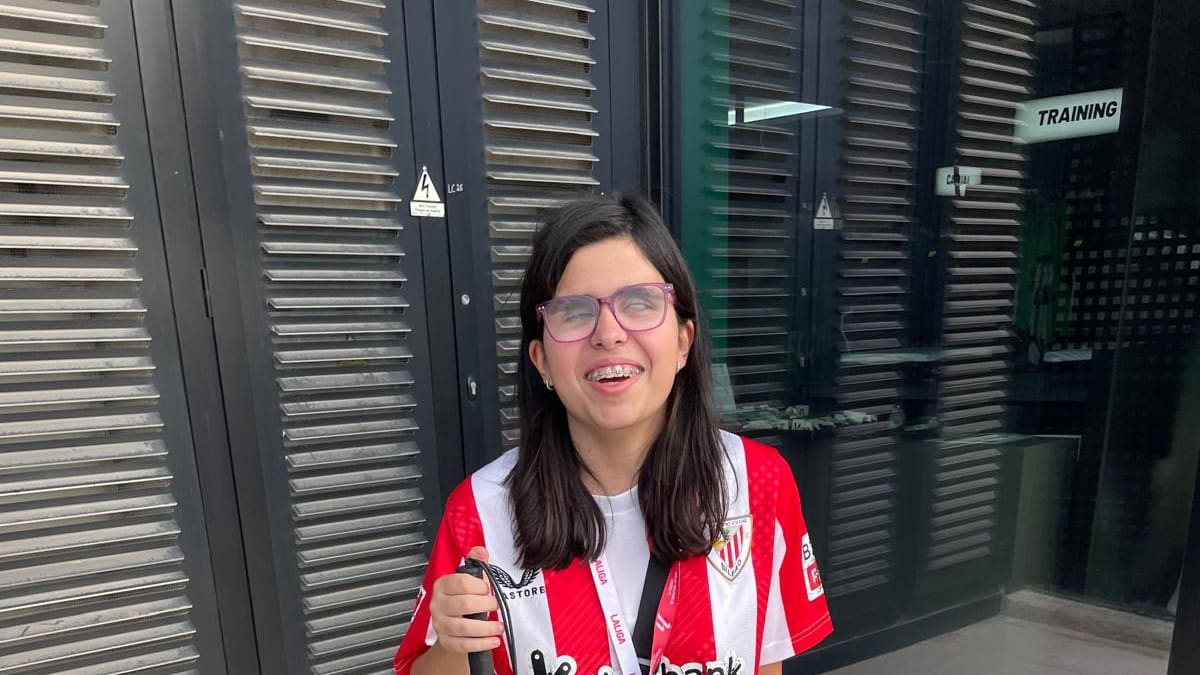 15 años, invidente y fan del Athletic: Marian cumple su sueño de conocer a Iñigo Markinez