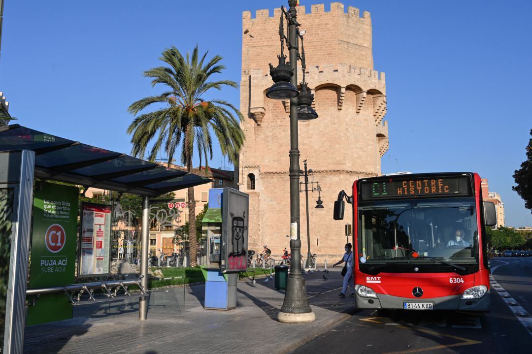 Autobús de la EMT frente a las torres de Serranos en València