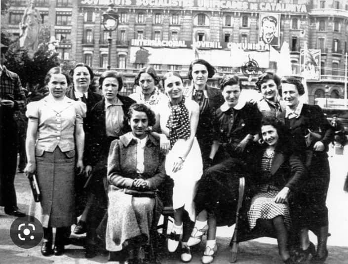 El grupo de mamás belgas, en la Plaza de Catalunya de Barcelona en 1939