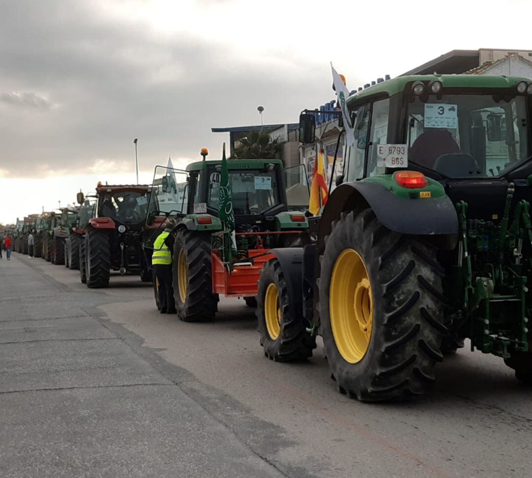 Cola de tractores en Láchar (Granada) dispuestos a participar en la movilización agraria de Granada