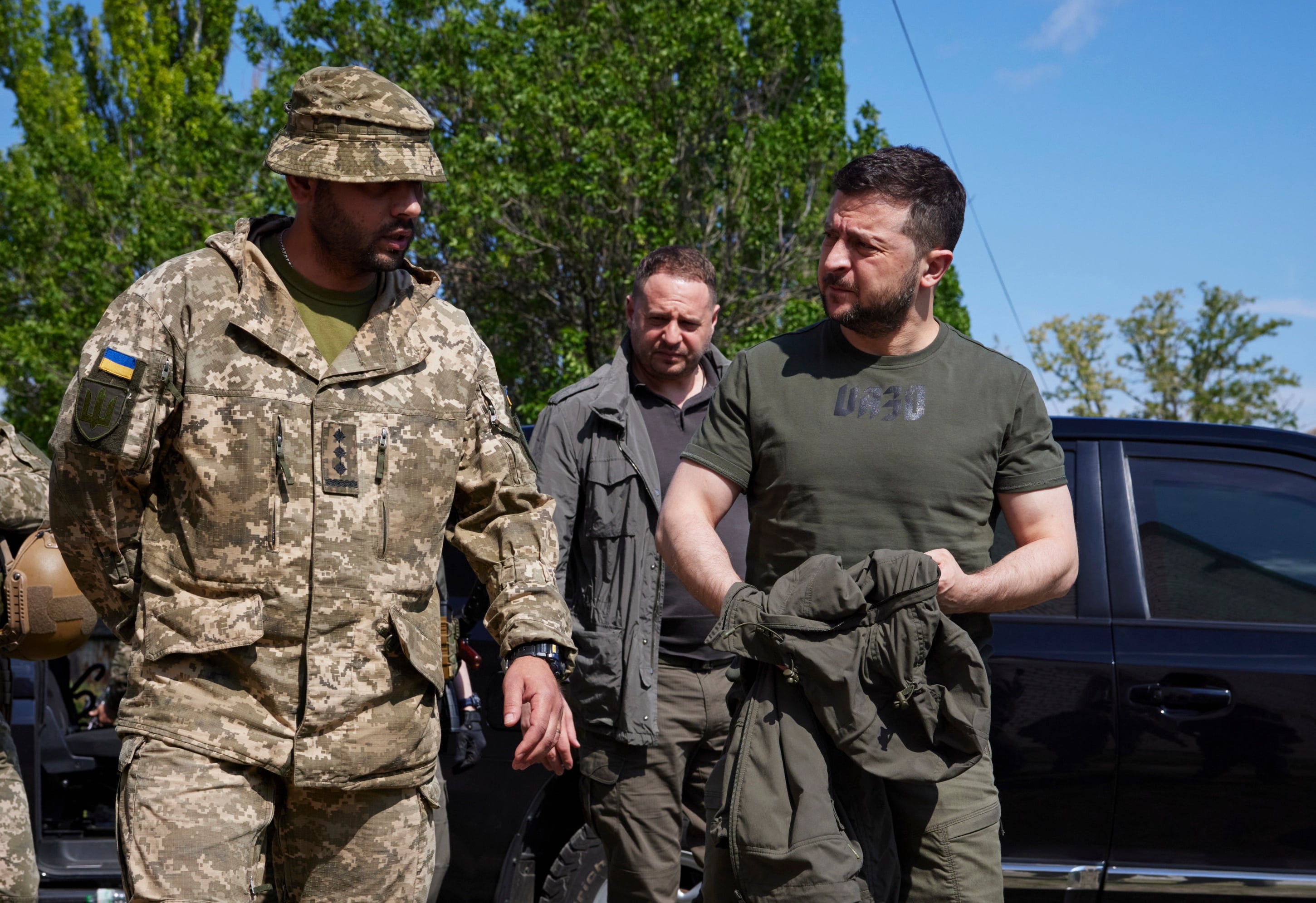 El presidente de Ucrania, Volodímir Zelenski, con un soldado ucraniano.