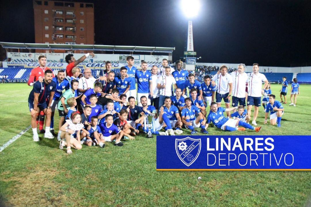 La plantilla azulilla celebra la victoria estival cosechada ante el Jaén