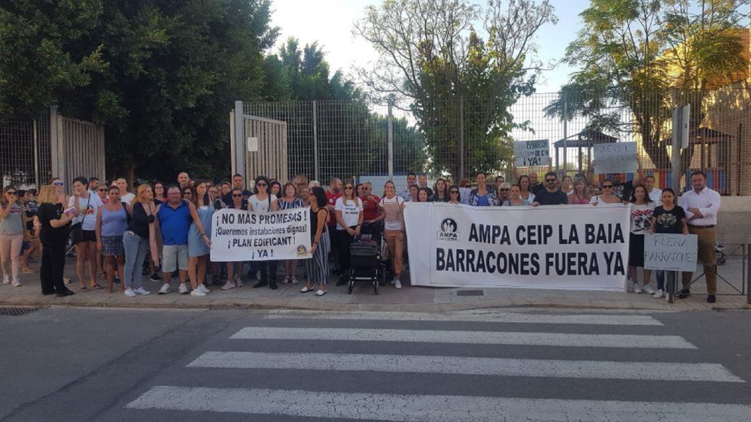 Manifestación a las puertas del colegio La Baya