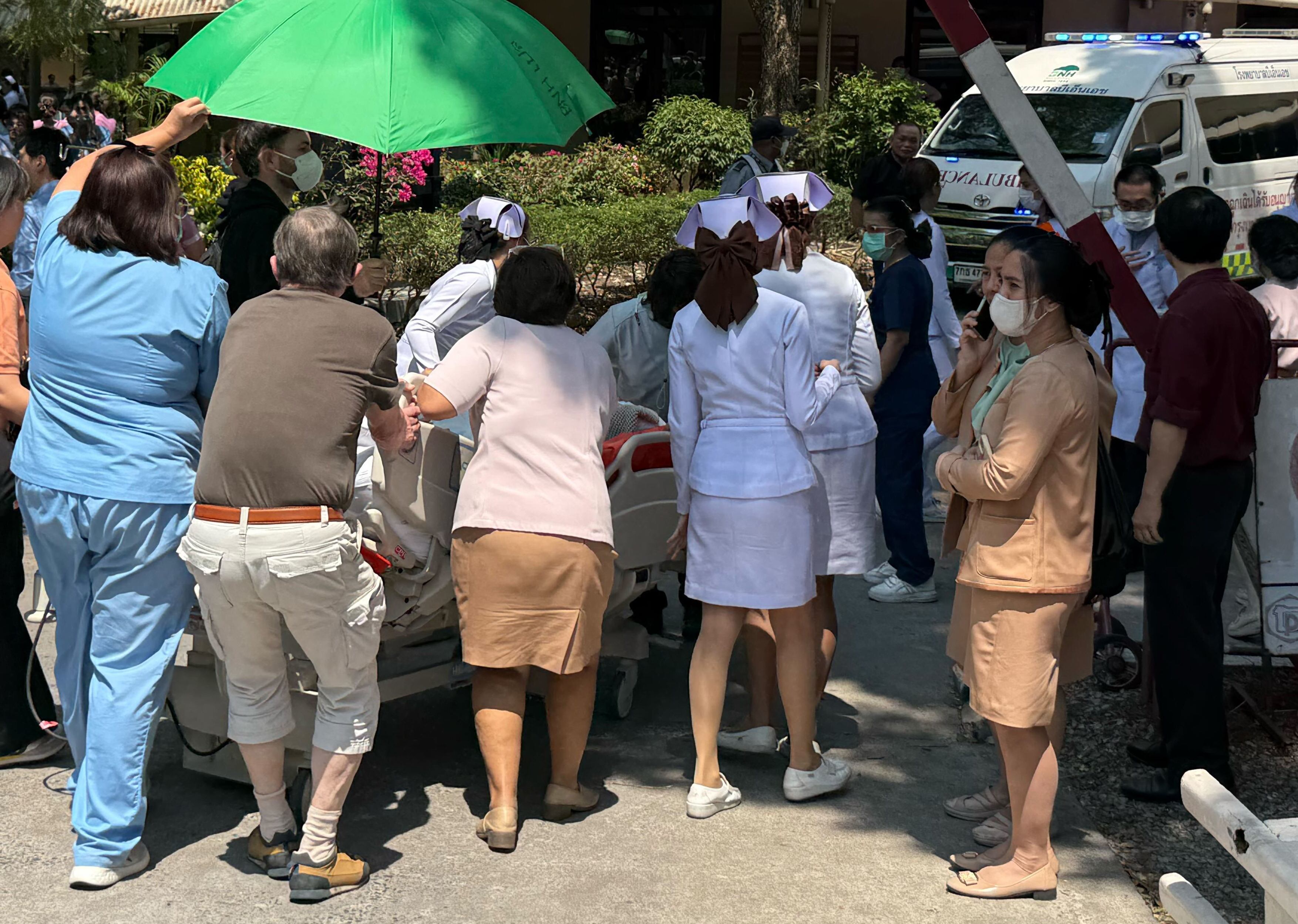 Una persona, en su cama de hospital, es trasladada tras el terremoto del 18 de marzo en Bangkok, Tailandia. Carola Frentzen / Getty Images.