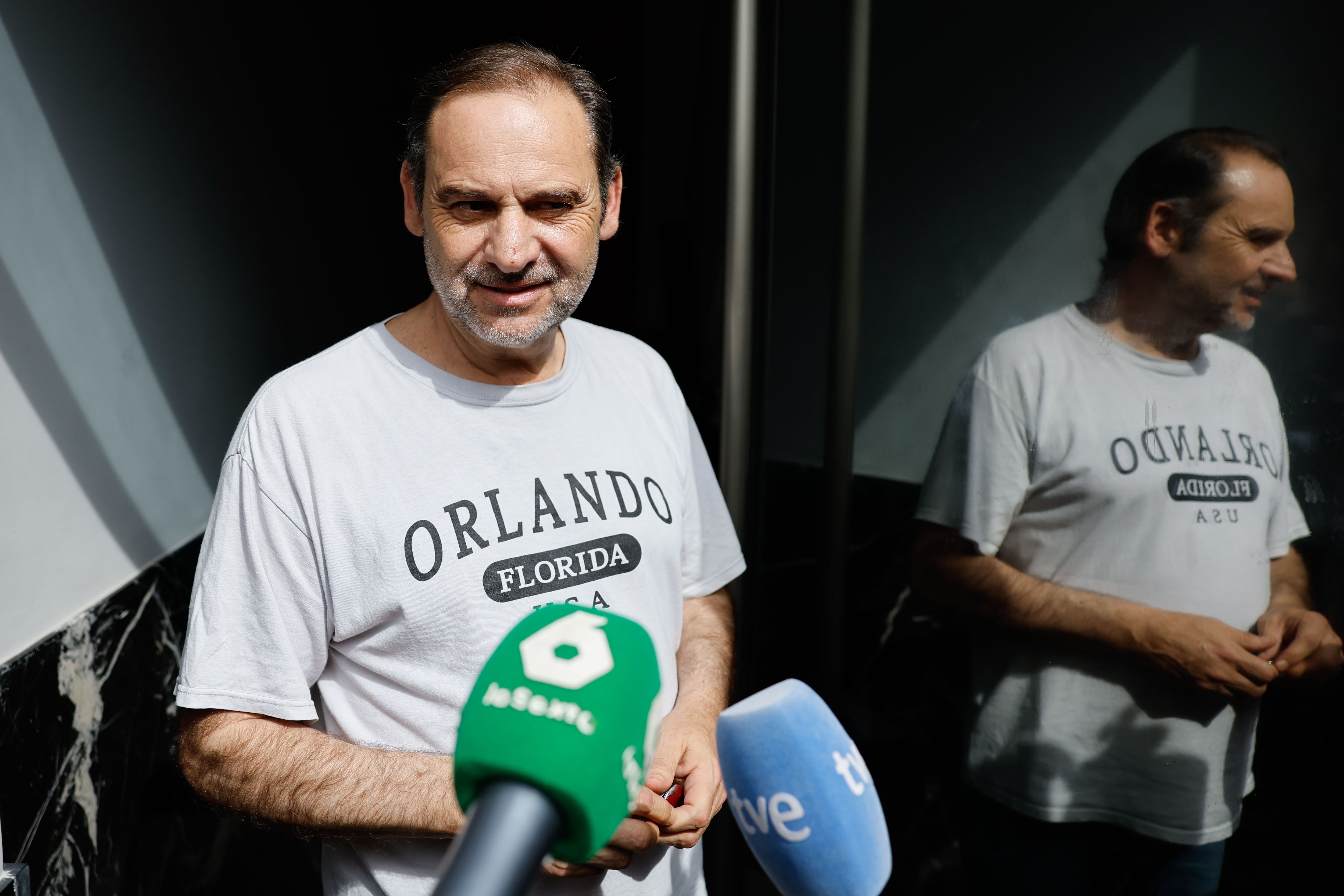 El exministro José Luis Ábalos realiza declaraciones a los medios de comunicación, tras el registro por agentes de la Unidad Central Operativa (UCO) de la Guardia Civil de su vivienda en València (Archivo).