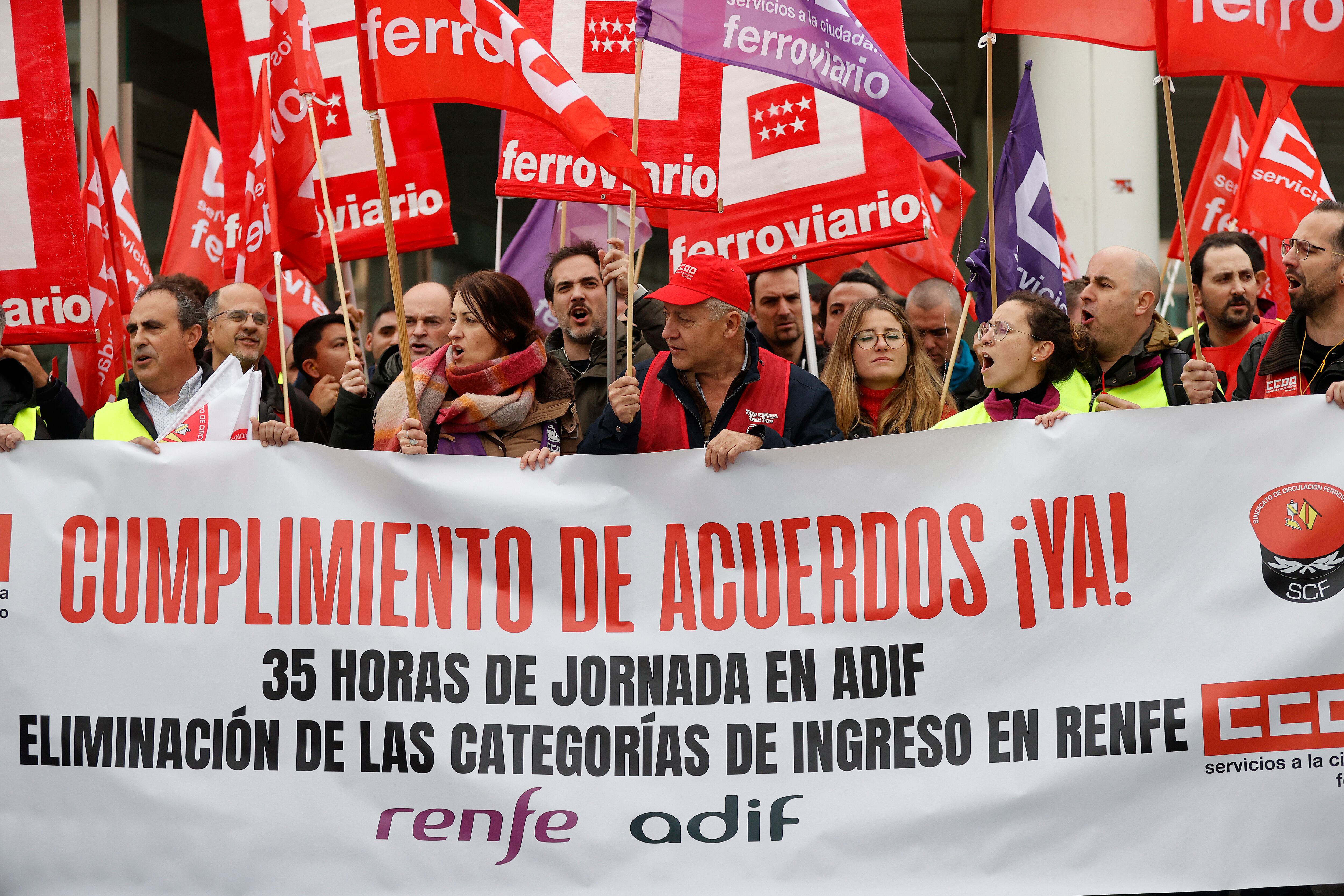 Vista de la manifestación durante la huelga de los trabajadores de Renfe y Adif de 23 horas que ha obligado al operador ferroviario público cancelar la circulación de 310 trenes, 89 de alta velocidad y larga distancia y 221 de media distancia