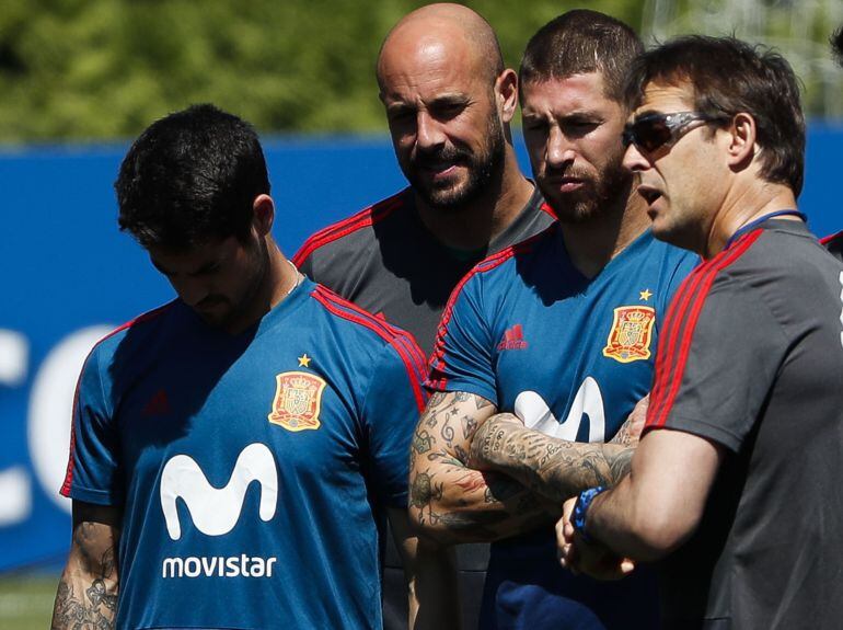 Lopetegui charla con Ramos, Reina e Isco durante un entrenamiento