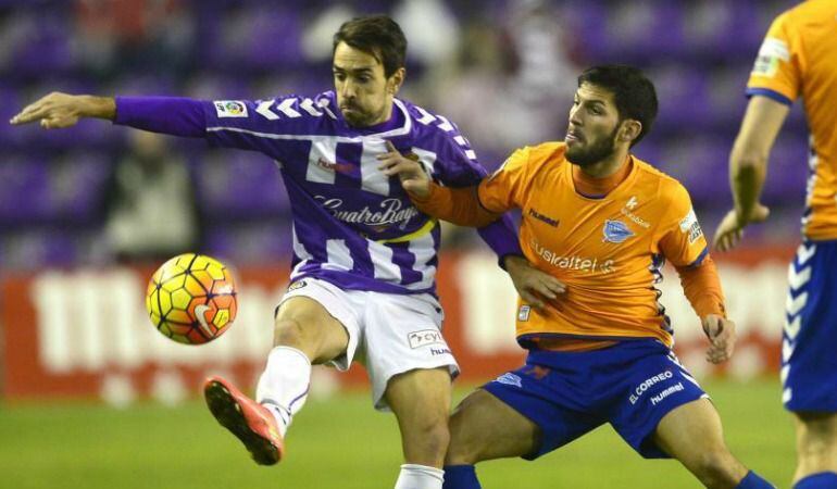 Dani Pacheco pugna con Guzmán Casaseca por un balón.