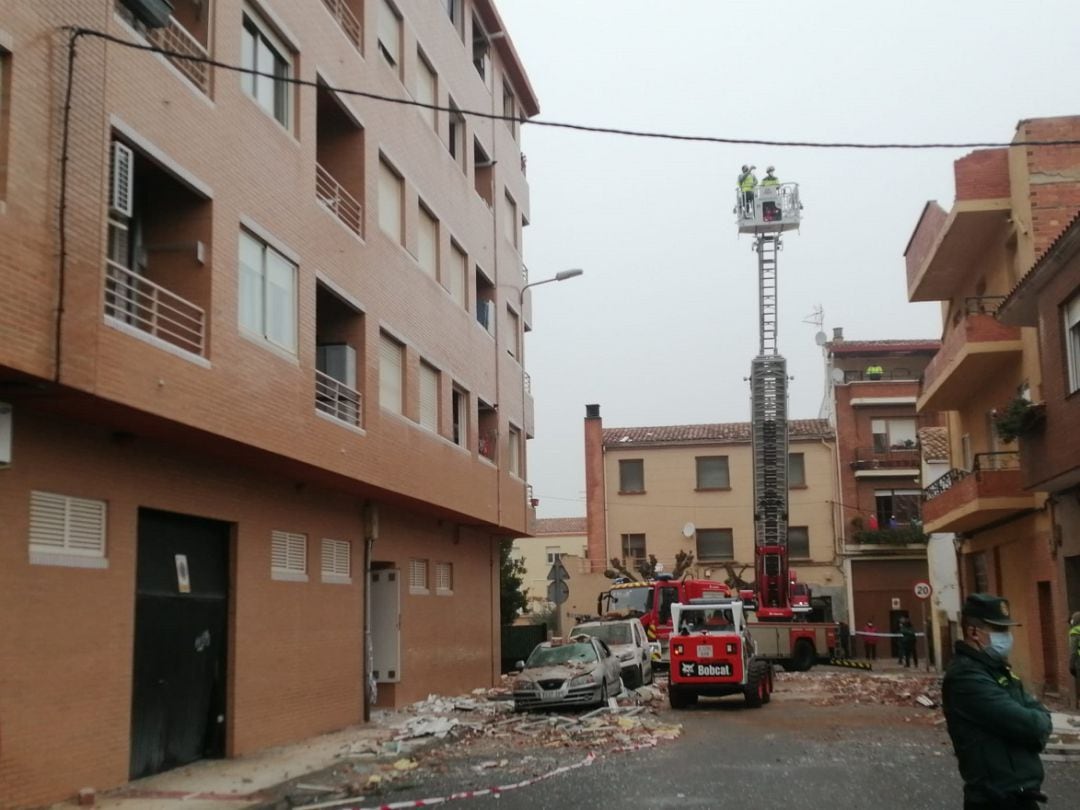 Imagen de los daños de la explosión en un bloque de viviendas en Lardero.