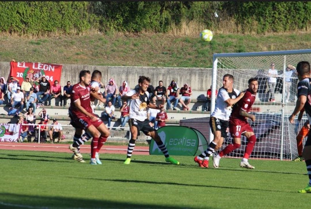 Lance del partido ante la Cultural Leonesa.