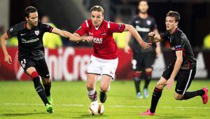 Un jugador del AZ maneja el balón