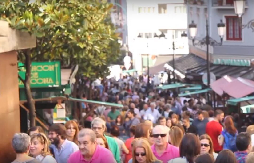 La calle Gascona en día de Mercado, muy concurrida.