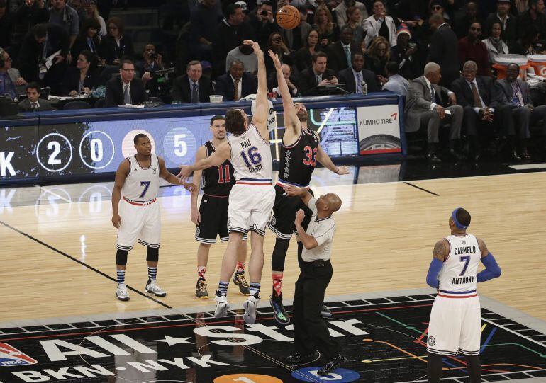 AGX03. Brooklyn (United States), 15/02/2015.- East Team&#039;s Pau Gasol of Spain, of the Chicago Bulls (3-L), and West Team&#039;s Marc Gasol of Spain, of the Memphis Grizzlies (4-L), jump ball at the start of the NBA All Star game at Madison Square Garden in New 