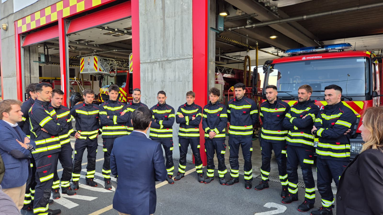 Alcalde y bomberos charlan este viernes en el parque de A Gándara (foto: Concello de Ferrol)