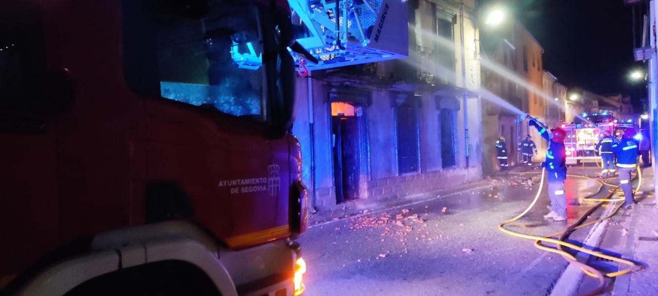 Bomberos sofocando el incendio desatado en una vivienda en Fuenterrebollo