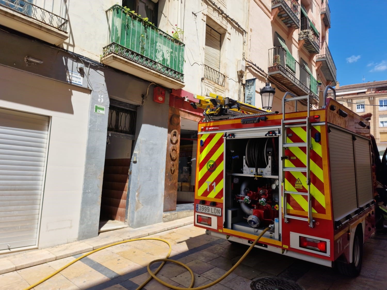Los bomberos seguían por la mañana con varios trabajos en el inmueble