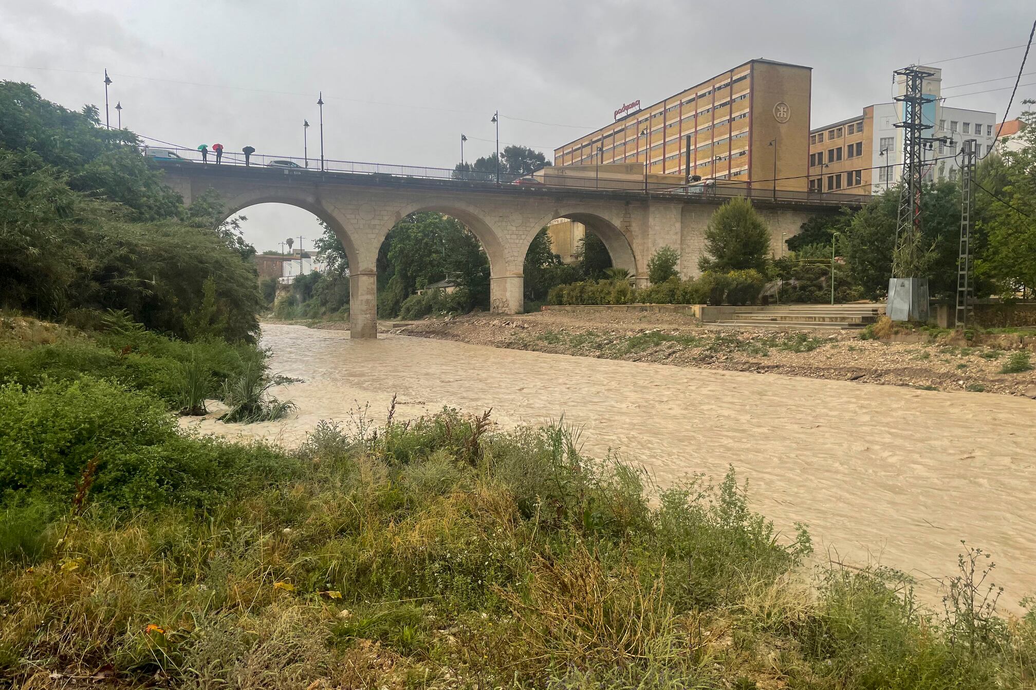 GRAFCVA3545. ONTINYENT  (VALENCIA), 23/05/2023.- Vista general del caudal del río Clariano a su paso por Ontinyent cuando el frente de tormentas ha dejado precipitaciones acumuladas en las últimas doce horas de 127,4 litros por metro cuadrado en Ontinyent -cifra récord en el mes de mayo en cien años-, 119,2 l/m2 en Beniarrés, 109,8 l/m2 en Agres y hasta 106,8 l/m2 en Muro de Alcoi, según la Agencia Estatal de Meteorología. EFE/Raquel Segura
