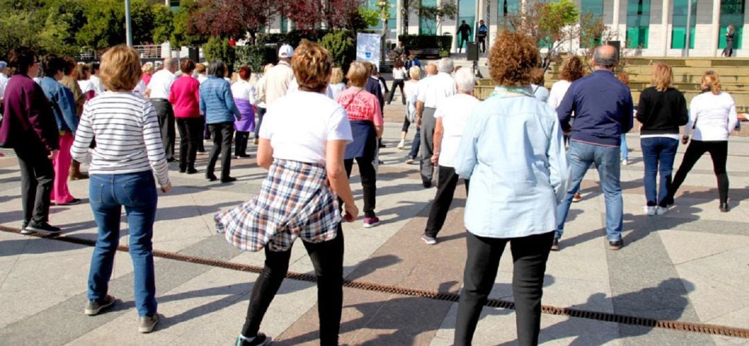 Imagen de archivo de clases de baile intergeneracionales