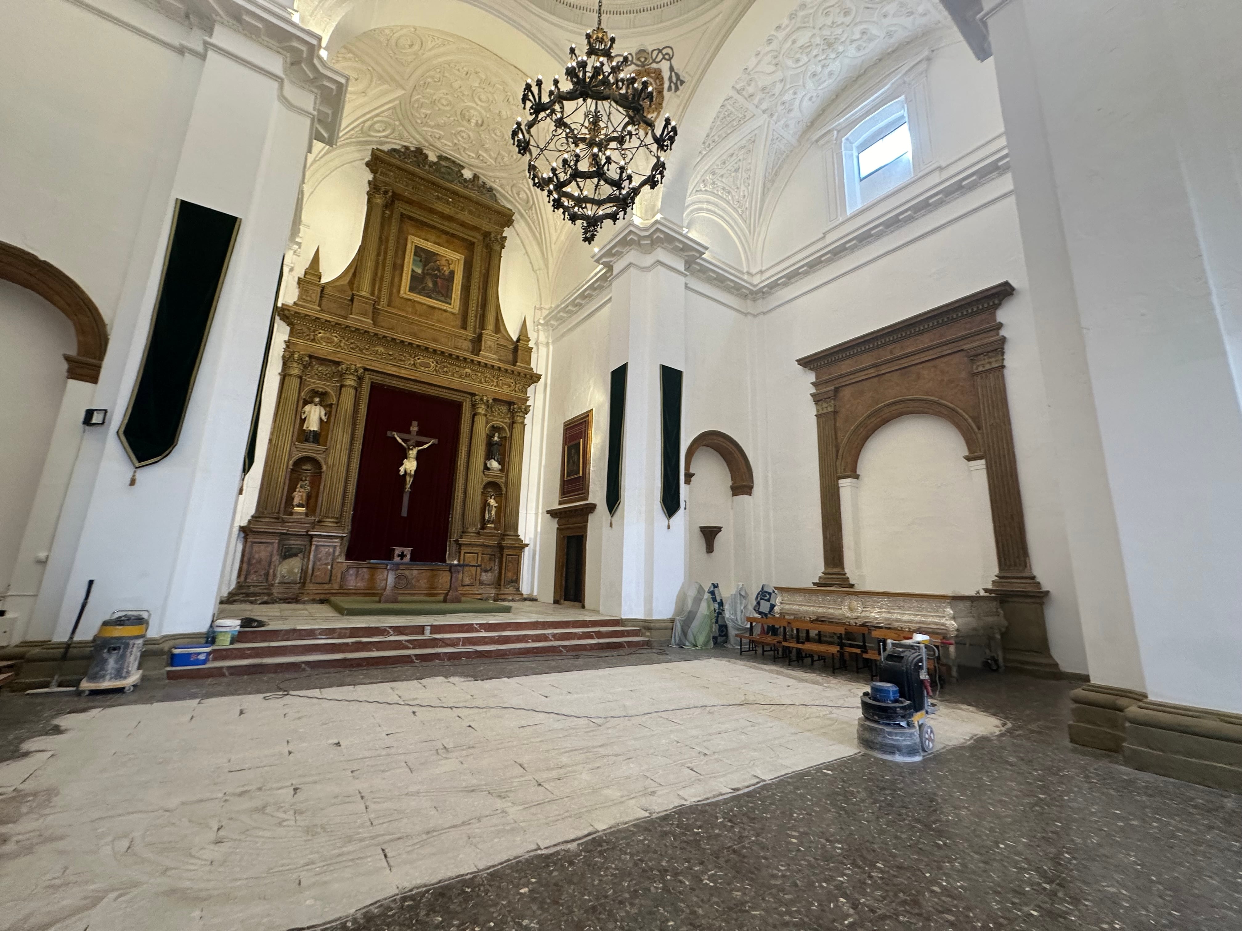 Comienza la limpieza y pulido del pavimento de la Iglesia de San Ignacio de Baeza